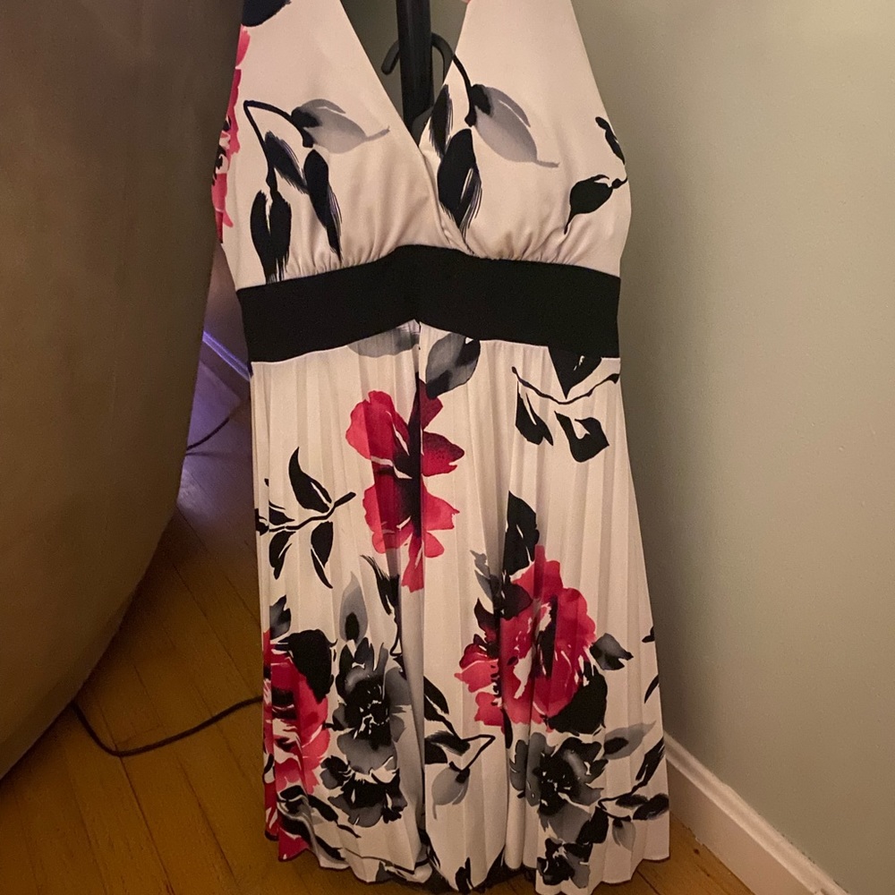 Beautiful halter dress, great for special occasions and graduations!